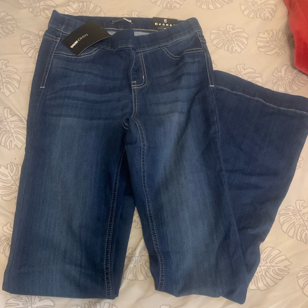 Fashion Nova Flare Jeans. Size: S